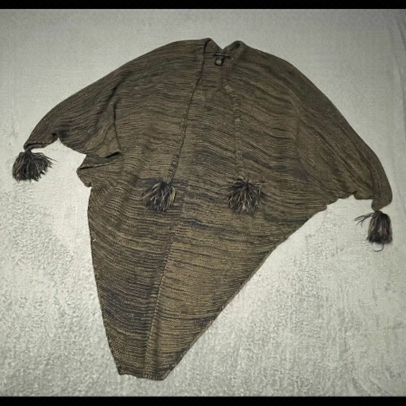 DO Everything in Love knit poncho. One size fits most. Very good condition. - Picture 1 of 4